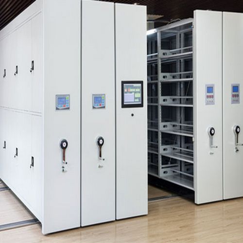 نمای کلی از یک سیستم بایگانی ریلی هوشمند با قفسه‌های متحرک برقی در یک فضای اداری