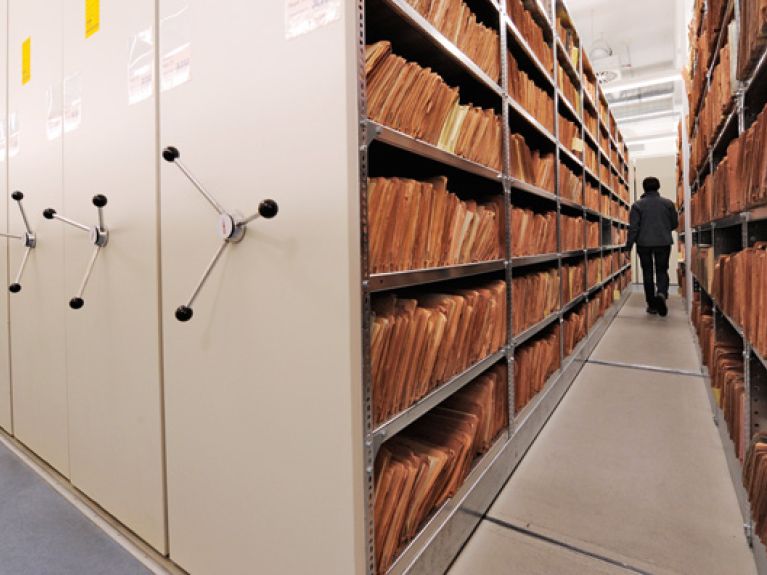 راز نظم سازمان‌های بزرگ: چرا بایگانی ریلی هنوز شکست‌ناپذیر است؟